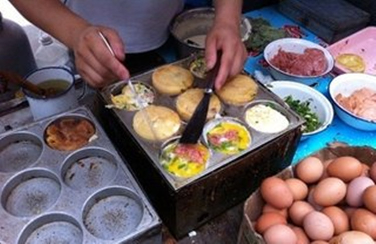 燃?xì)饧t豆餅機(jī)雞蛋漢堡商用漢堡機(jī)不粘鍋涂層九孔漢堡爐孔徑8厘米