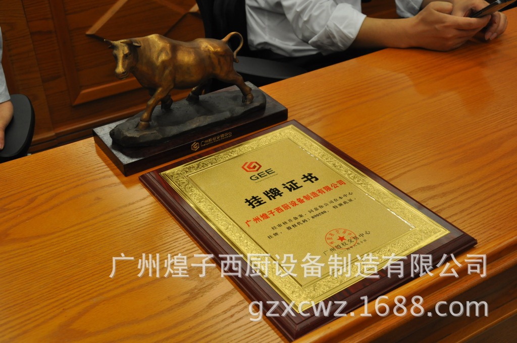 工廠批發(fā)250公斤商用制冰機(jī) 奶茶店酒吧專用冰粒機(jī) 商用冰塊機(jī)