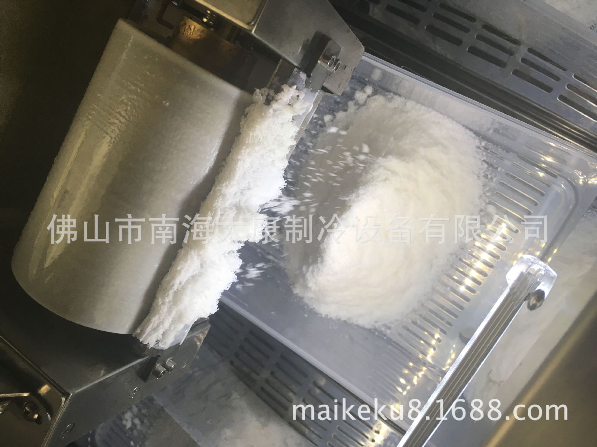 牛奶雪花制冰機(jī) 全國(guó)維修雪冰機(jī)商用小型牛奶冰機(jī)飄雪機(jī)廠家直銷(xiāo)
