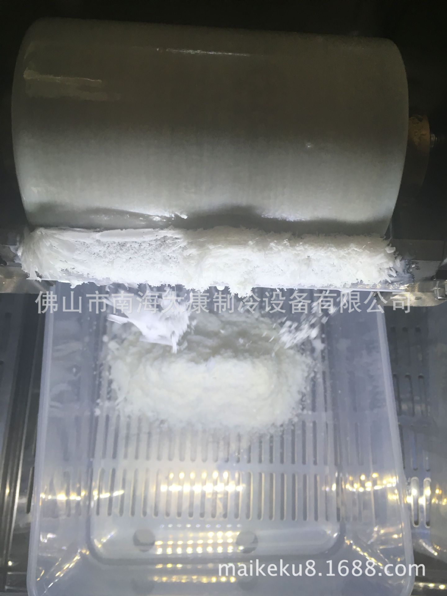 牛奶雪花制冰機(jī) 全國(guó)維修雪冰機(jī)商用小型牛奶冰機(jī)飄雪機(jī)廠家直銷(xiāo)