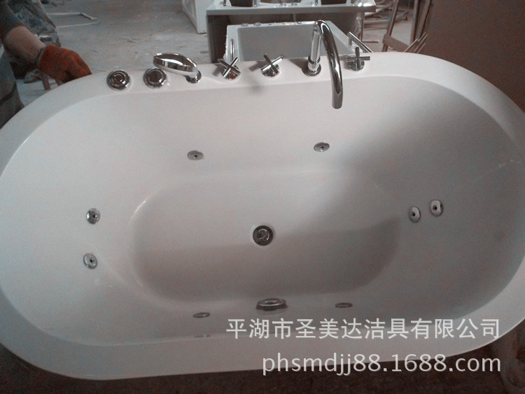 廠家直銷批發(fā)價亞克力按摩沖浪浴缸獨立式內(nèi)嵌式浴盆酒店工程浴缸