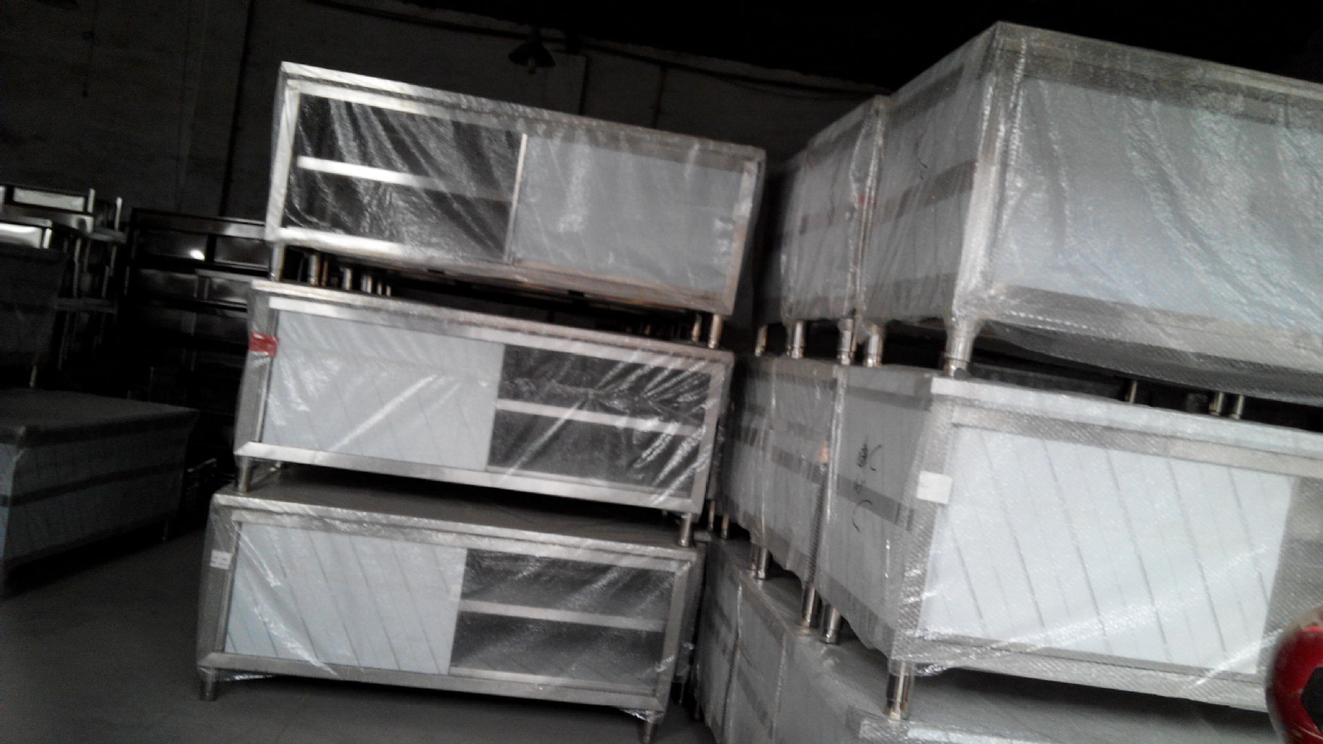 低價供應不銹鋼優(yōu)質組裝焊接操作臺打荷臺木案工作臺