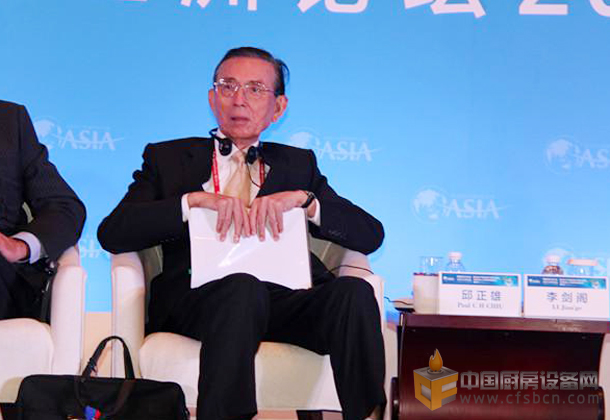 　　臺灣永豐銀行董事長邱正雄現(xiàn)場發(fā)言（右一）