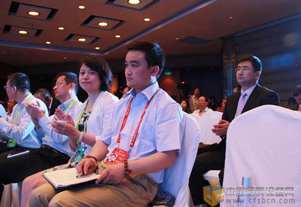 中國(guó)廚房設(shè)備網(wǎng)副總經(jīng)理于鳳海（右一） 民生加銀資產(chǎn)管理有限公司項(xiàng)目負(fù)責(zé)人鄧?yán)桕?yáng)（右二）在會(huì)議現(xiàn)場(chǎng)
