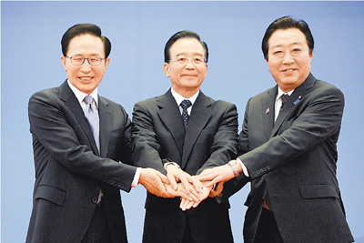 中國國務院總理溫家寶主持會議，韓國總統李明博、日本首相野田佳彥與會