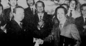 中國國務委員兼外交部長錢其琛同韓國外務部長官李相玉在北京簽署建交聯合公報