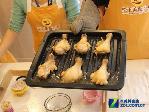 使用DS系列微波爐制作烤雞腿，能夠很明顯的看到食物油脂被分解出來