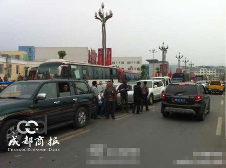 【地震快訊】緊急呼吁！蘆山通往太平、龍門災區唯一出口被車堵死