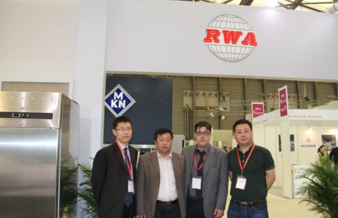 中國廚房設(shè)備網(wǎng)鄭總與Rightway Asia——RWA展會工程師、負責人